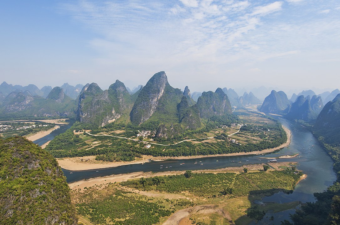 Image illustrative. Paysage de rivière et de montagnes du Guangxi.